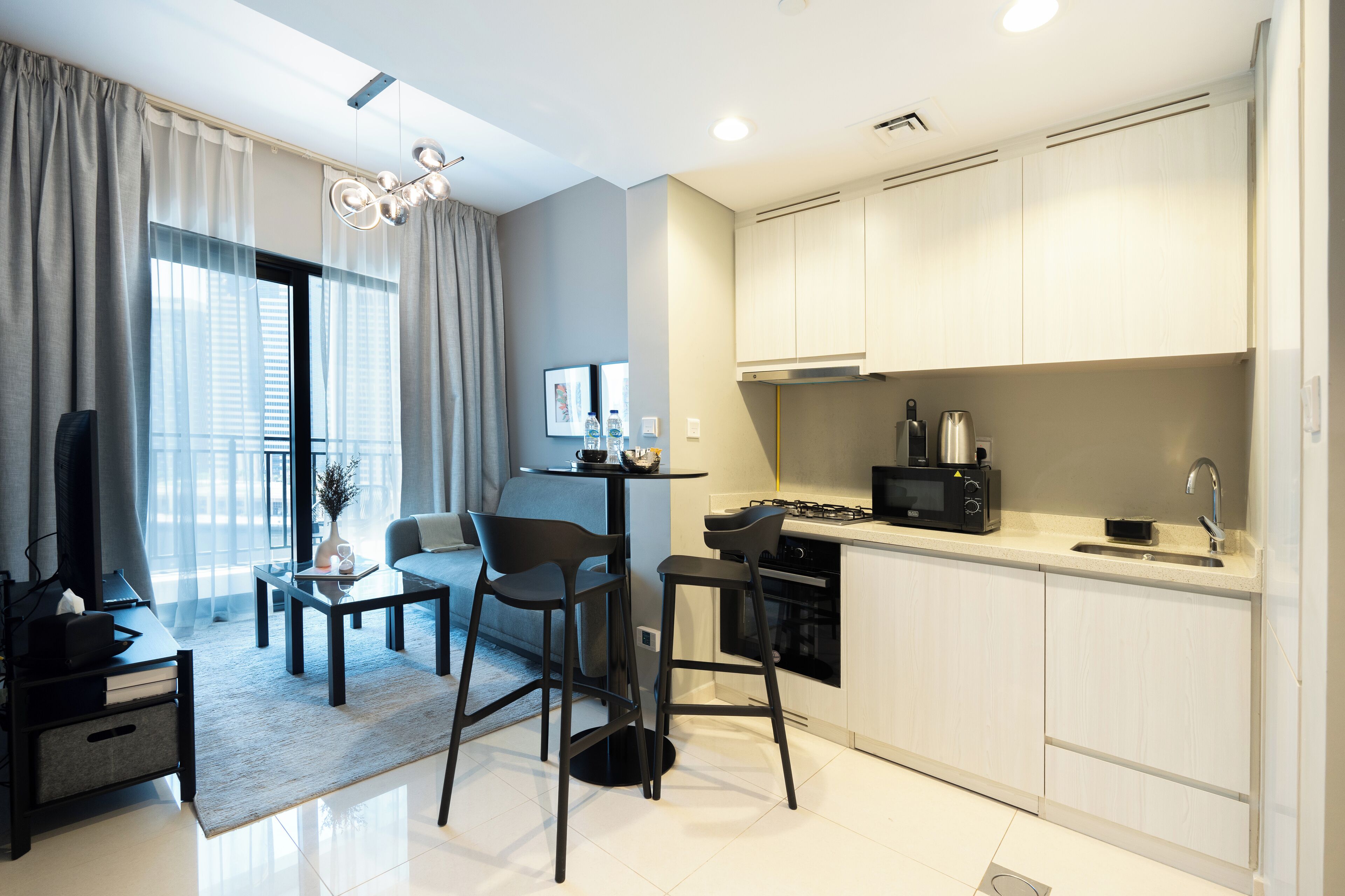 Deluxe Apartment | Private kitchen | Full-size fridge, microwave, oven, stovetop