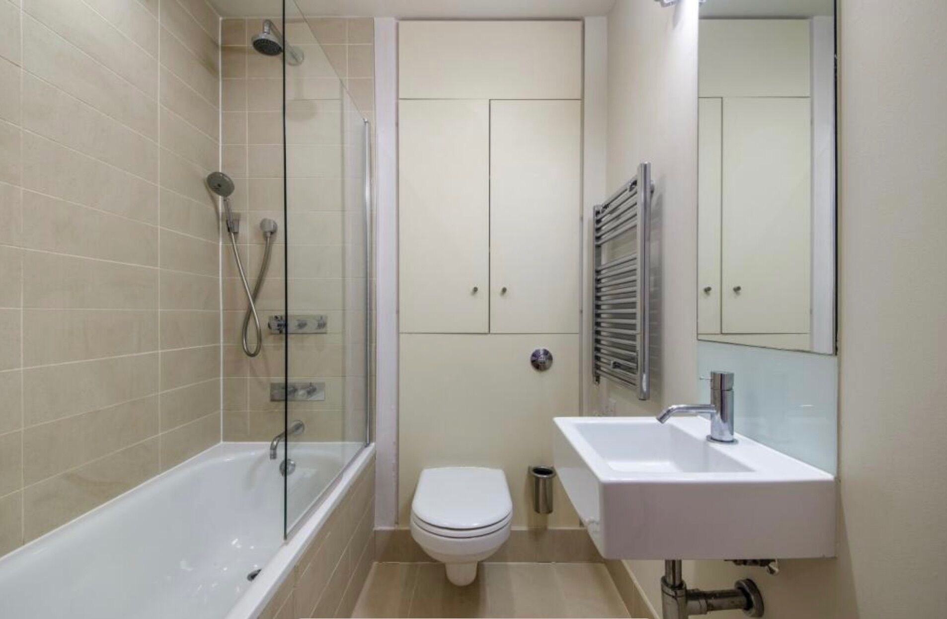 Dusj, hårføner og håndklær