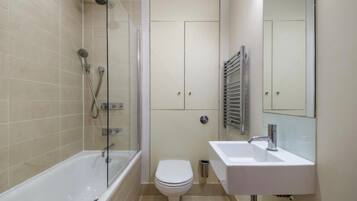 Dusj, hårføner og håndklær