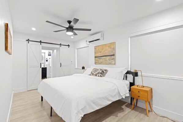 3 chambres, bureau, fer et planche à repasser, lit de bébé portatif