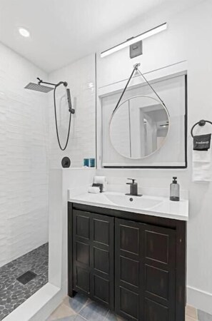 Dusche, Haartrockner, Handtücher, Seife