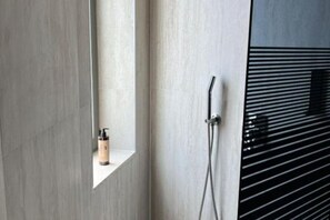 淋浴设施、吹风机、坐浴桶、毛巾