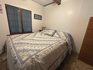 1 bedroom, desk, free WiFi, bed sheets - Charming cabin near Houghton Lake in peaceful Prudenville with Heat! (Prudenville)