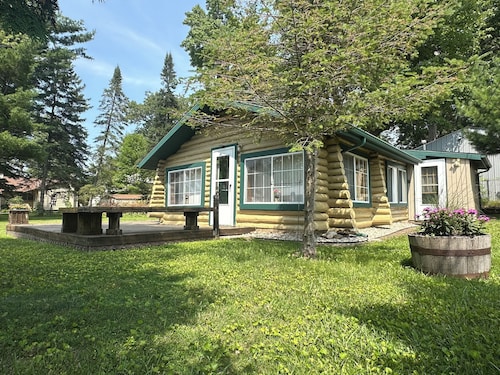 Charming cabin near Houghton Lake in peaceful Prudenville with Heat! 