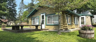 Charming cabin near Houghton Lake in peaceful Prudenville with AC!