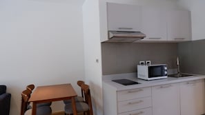 Suite, 1 Bedroom | Dining room