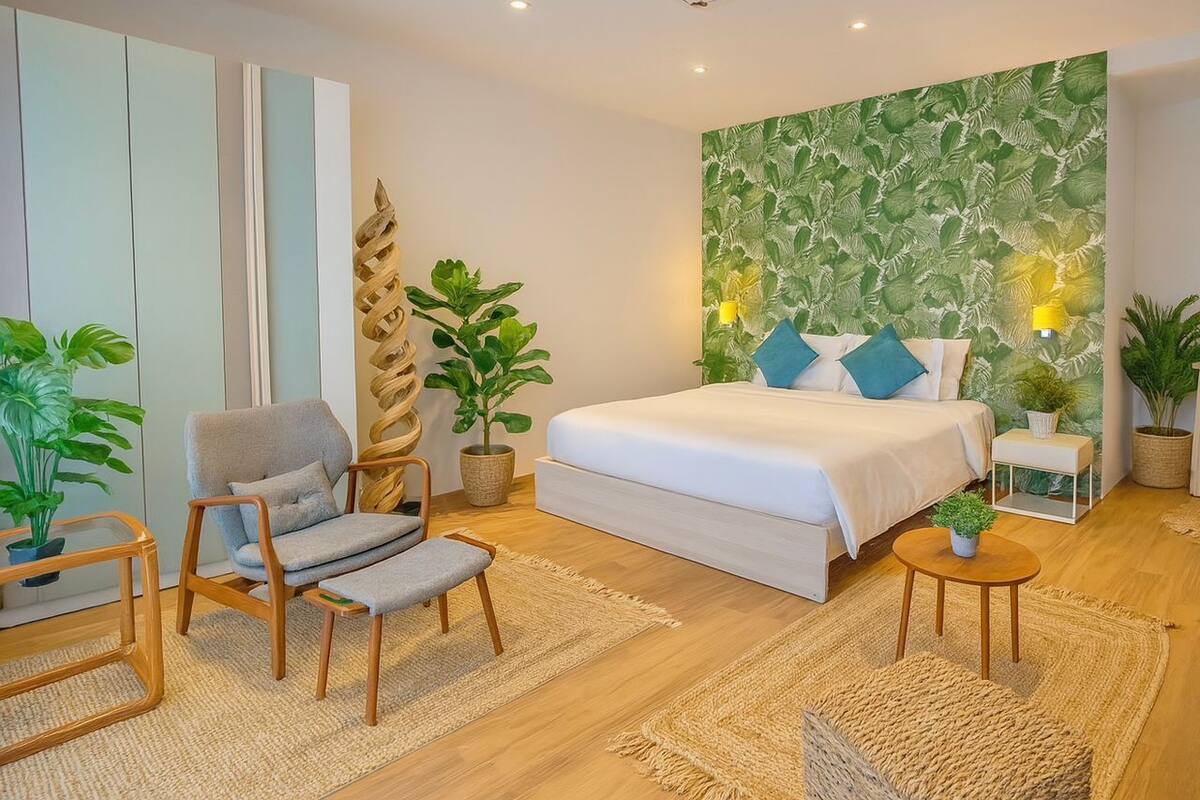 Una camera da letto moderna con un letto, una sedia, un tavolino e diverse piante in vaso.