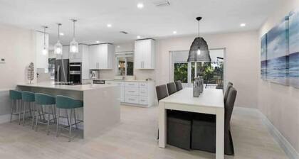 Walking distance to the beach & close to downtown!