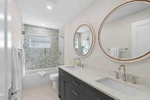 Hair dryer, towels, soap, shampoo - Walking distance to the beach & close to downtown! (Boca Raton)
