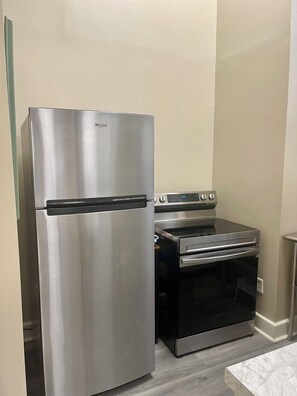 Microondas, horno y placa de cocina