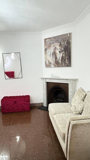 House, 6 Bedrooms, Smoking, Patio | Bahagian dalam