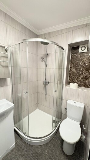 House, 5 Bedrooms, Smoking, Patio | Bathroom