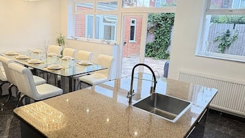 Casa, 5 habitaciones, para fumadores, patio | Comedor