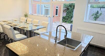 Luxurious West London Retreat With Hot Tubs & Easy Access to Central London