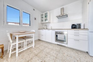 Frigorífico, microondas, horno y lavavajillas