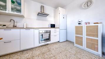 Refrigerador, microondas, horno y lavavajillas