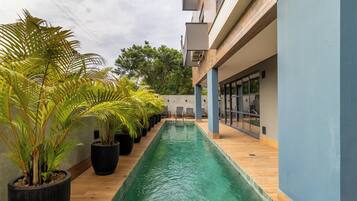 Una piscina al aire libre