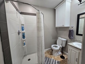 Dusche, Haartrockner, Handtücher, Seife