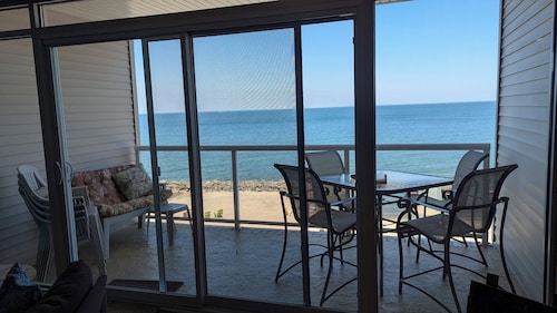 New-Lakefront Condo Lake Erie Vista 107-3BR/2BA Private beach/balcony-SPIRE