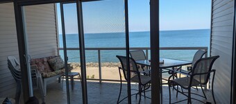 New-Lakefront Condo Lake Erie Vista 107-3BR/2BA Private beach/balcony-SPIRE