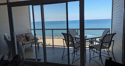 New-Lakefront Condo Lake Erie Vista 107-3BR/2BA Private beach/balcony-SPIRE