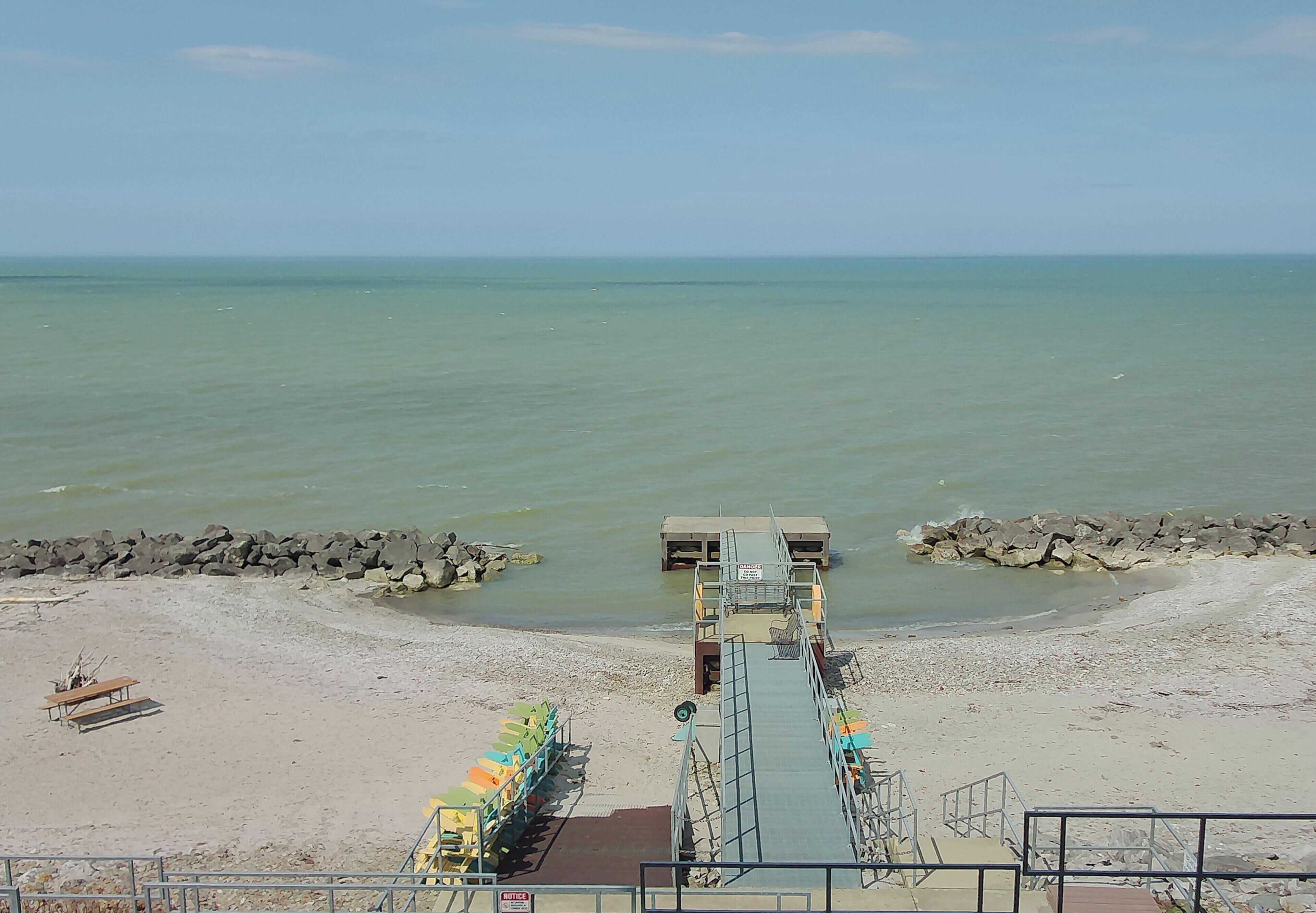 En la playa, camastros y toallas de playa 