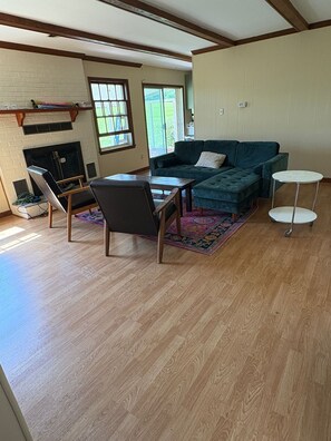 TV, fireplace - Our place is dog-friendly, stunning views of Shenandoah Skyline Drive (Washington)