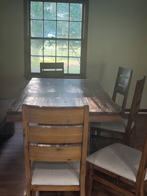 Dining - Our place is dog-friendly, stunning views of Shenandoah Skyline Drive (Washington)