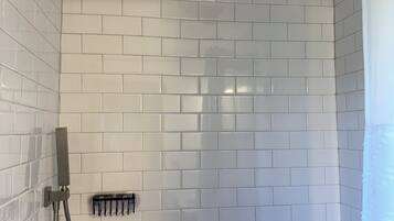 Dusj, hårføner, håndklær og såpe