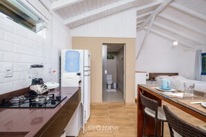 Private kitchen - Charming Studio Edge of Lagoa da Conceicao Jhg1733 (Florianópolis)
