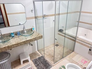 Dusche, Bidet, Handtücher, Seife