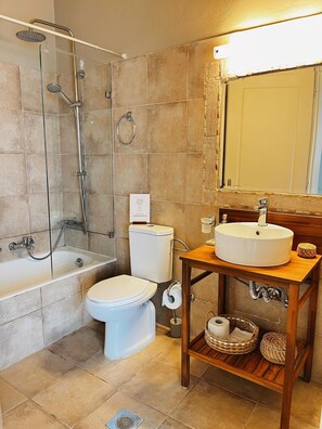 Douche, séchoir à cheveux, serviettes fournies, savon