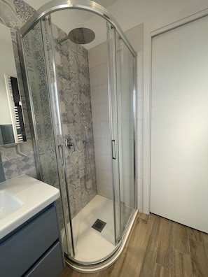 Douche, sĂšche-cheveux, bidet, serviettes fournies