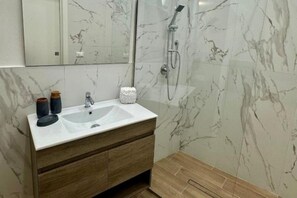 Shower, hair dryer, bidet, towels - Anna's House - Seafront vacation in Palermo with parking and Wi-Fi (Palermo)