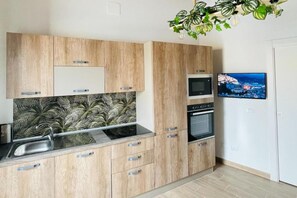 Mikrowelle, Ofen, Herdplatte, Geschirrspüler