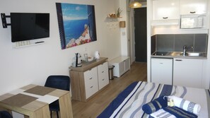 1 bedroom, iron/ironing board, Internet, bed sheets - Studio with private terrace and swimming pool. 15 minutes from the historic center of Aix-en-Provence (Éguilles)