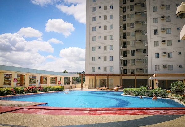 Outdoor pool - 1 Bedroom Condo, Avida Tower 2, IT Park, Cebu City (Cebu City)