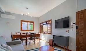 Basic Villa | Living area | TV - House With Pool Near the Beach Jde792 (Florianópolis)