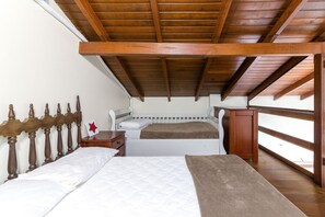 A bedroom with two beds, wooden beams on the ceiling, a nightstand, and a window with a view. - 2-bedr Ap W/bbq, 400m From the Beach Jurere Jba202 (Florianópolis)