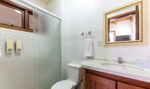 A bathroom with a glass shower enclosure, a toilet, a sink with a mirror, and two soap dispensers on the wall. - 2-bedr Ap W/bbq, 400m From the Beach Jurere Jba202 (Florianópolis)