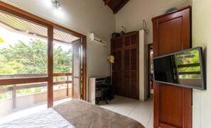 A bedroom with a bed, a desk, a chair, an air conditioner, and a TV. - 2-bedr Ap W/bbq, 400m From the Beach Jurere Jba202 (Florianópolis)