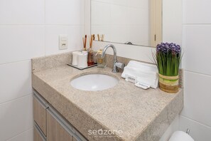 Basic Single Room | Bathroom | Free toiletries - Apt W/balcony 350m From Beach - Ingleses Ira204 (Florianópolis)