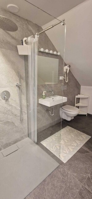 Apartamento Confort | Baño | Secador de pelo, toallas, jabón y champú