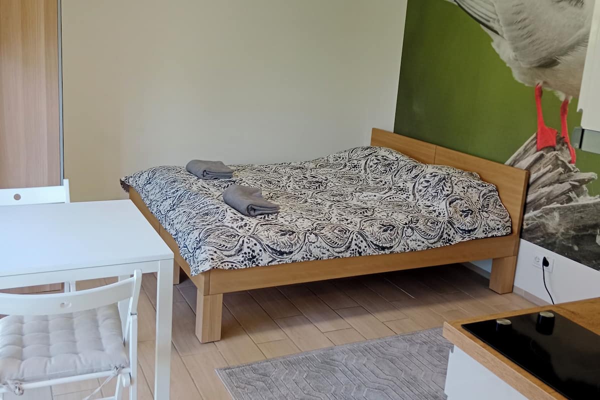Studiosuite – comfort | Skrivebord for bærbar PC, wi-fi (inkludert) og individuelt dekorert