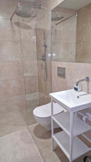 Habitación Confort, vista al jardín | Baño | Secadora de cabello, toallas, jabón, shampoo 