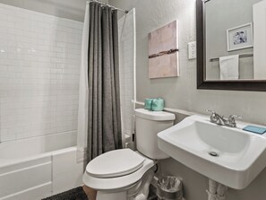 Hair dryer, towels - Cute 2 Bed/1 Bath Retreat Near Baylor Hospital (Dallas)
