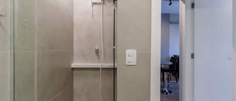 Basic Apartment | Bathroom | Free toiletries
