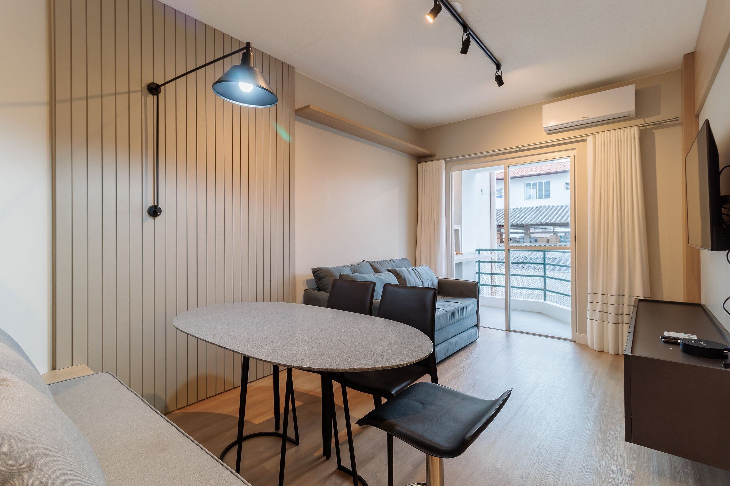 Basic-Apartment | Wohnbereich | Fernseher