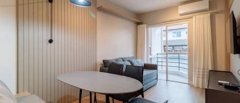 Basic-Apartment | Wohnbereich | Fernseher
