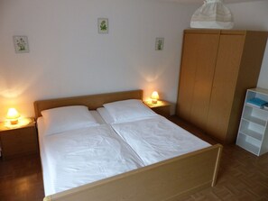 2 عدّة غرف نوم ومكواة/لوح كي وواي فاي وملاءات أسرّة